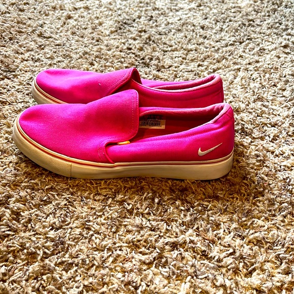 Nike Shoes - Nike women’s canvas